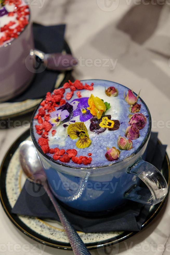 tasses de matcha bleu décorées de fleurs comestibles, de pétales de rose et  de paillettes 3555970 Photo de stock chez Vecteezy