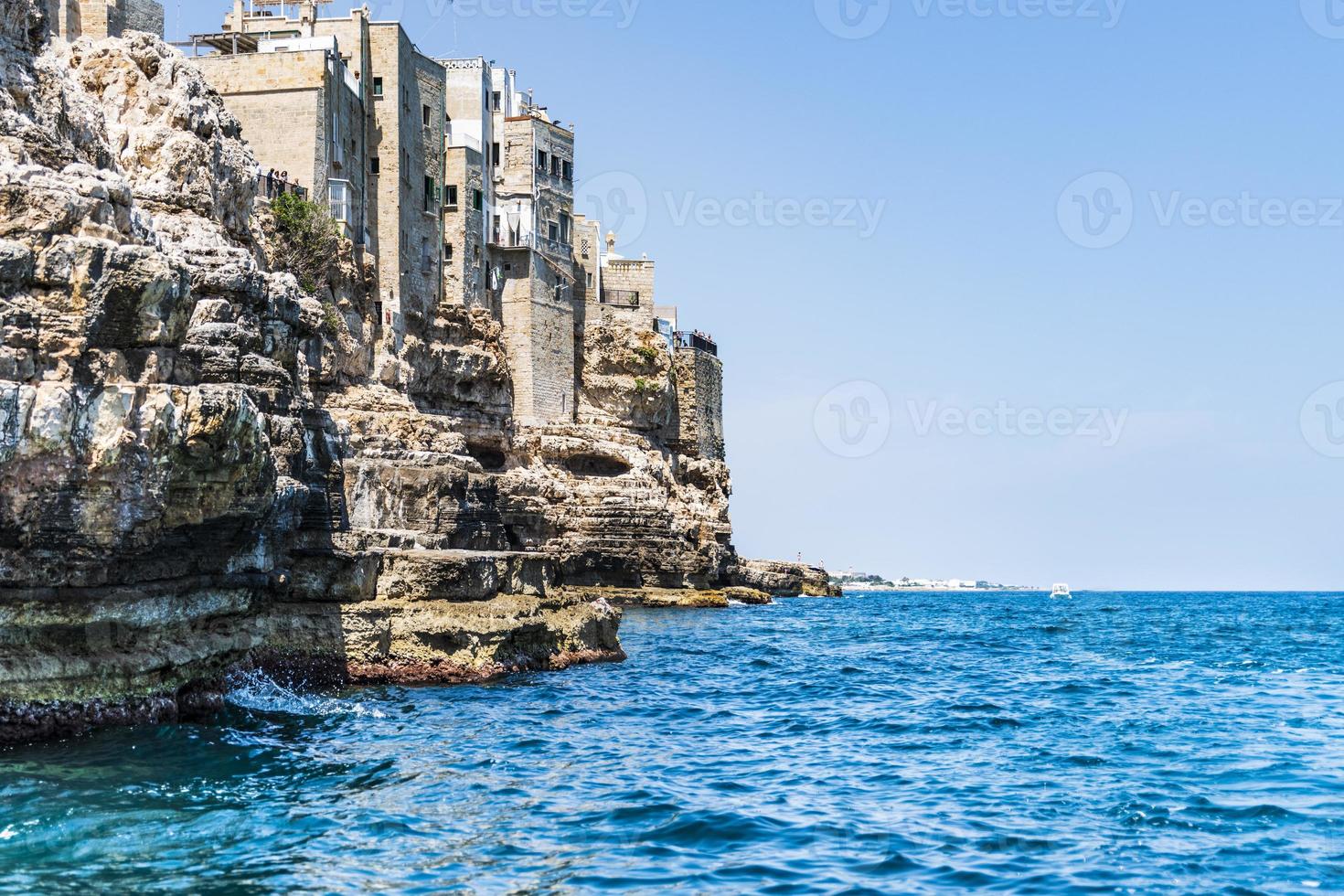 Polignano une jument vue de la mer photo