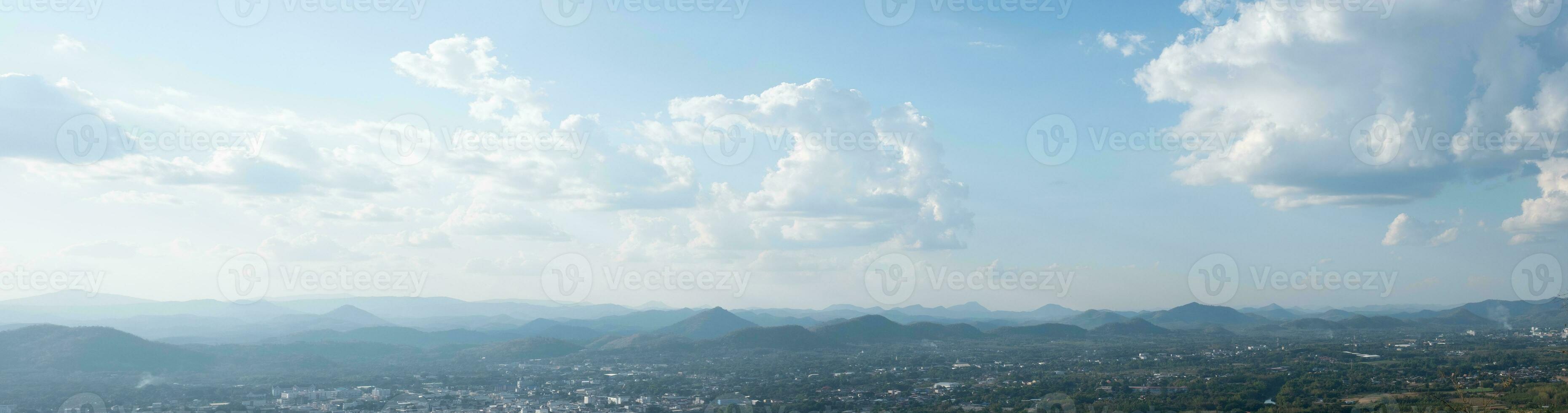 beau soleil ciel nuage à la chaîne de montagnes et la ville en arrière-plan, photo loei city thailande de phu bo bit pic de montagne