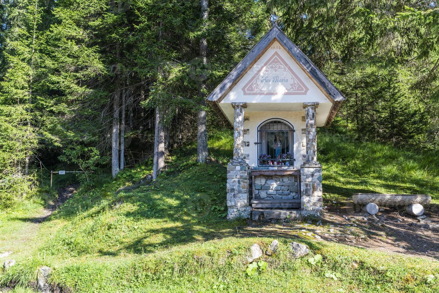 aperçus de la ville de montagne de sappada photo