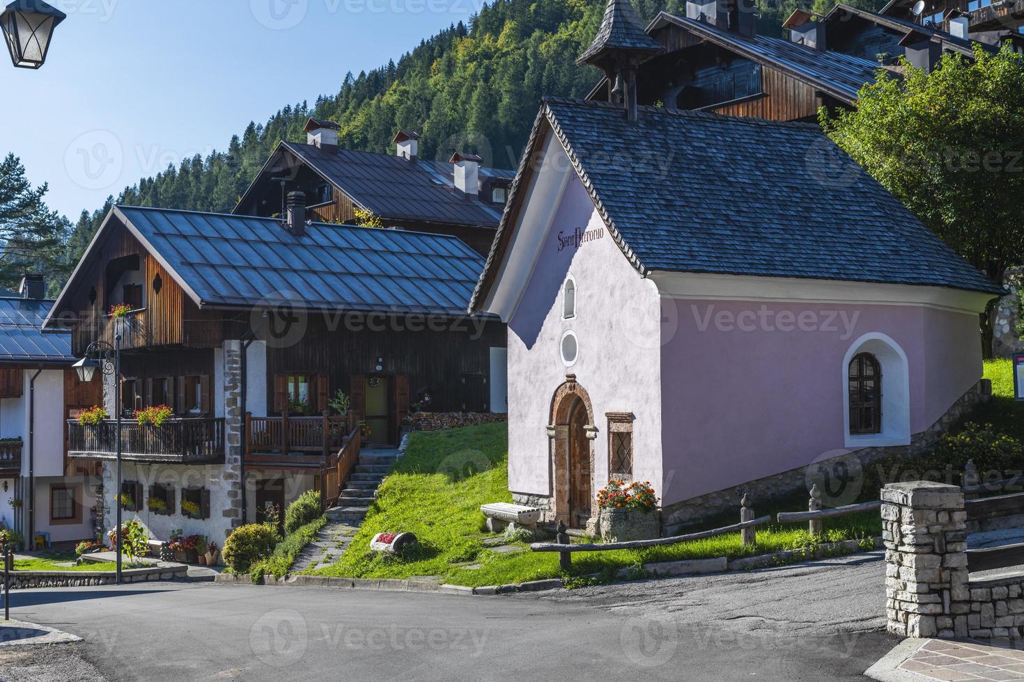 aperçus de la ville de montagne de sappada photo