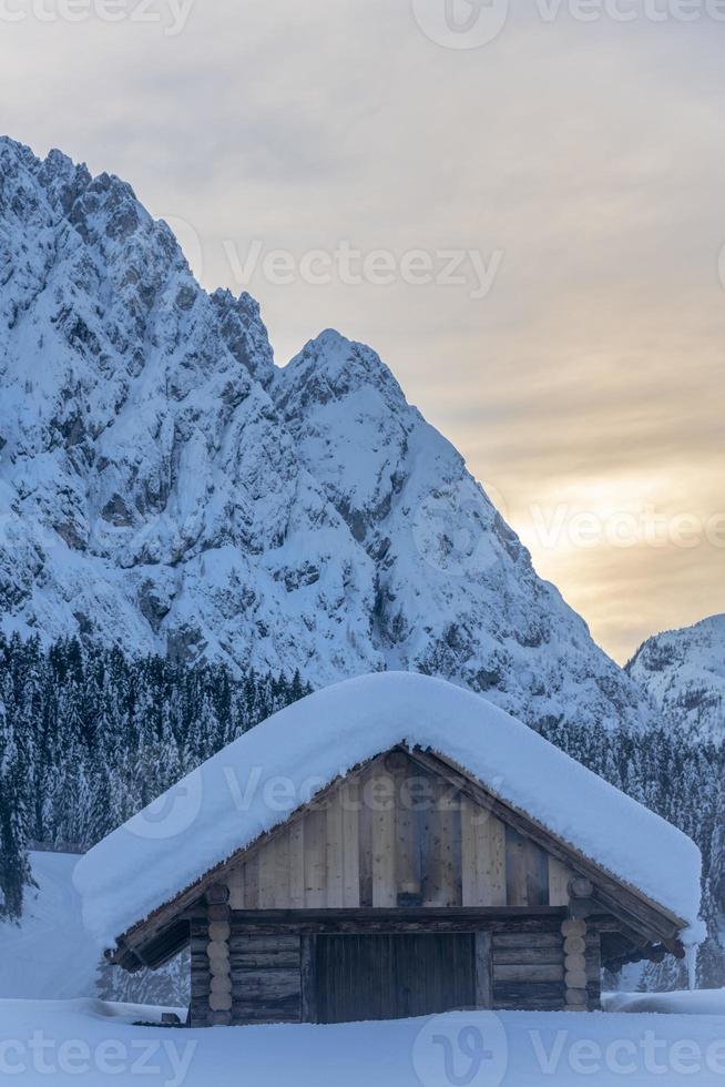 après la chute de neige. dernières lumières du crépuscule à sappada. magie des dolomites photo