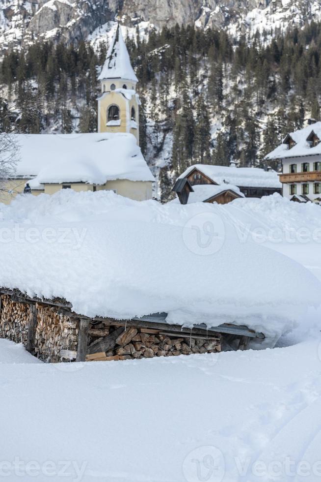 après la chute de neige. dernières lumières du crépuscule à sappada. magie des dolomites photo