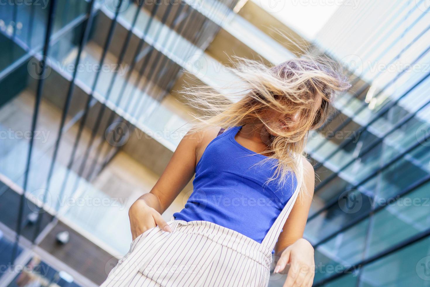 vue d'en haut de la jeune fille déplaçant ses cheveux sauvages photo