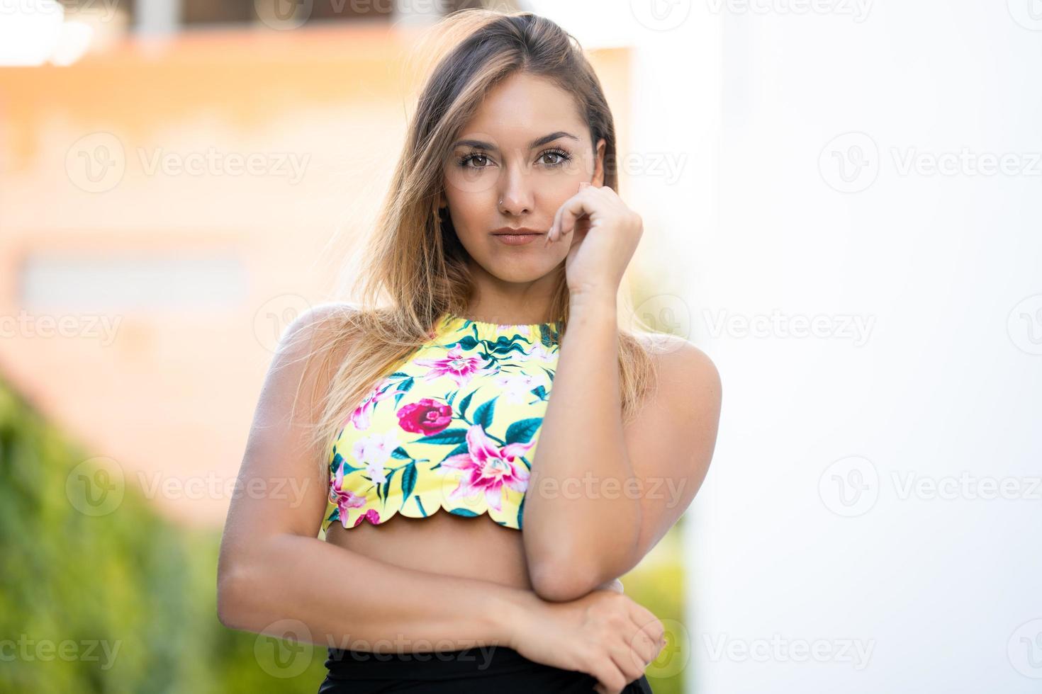 jolie jeune fille aux beaux cheveux raides photo