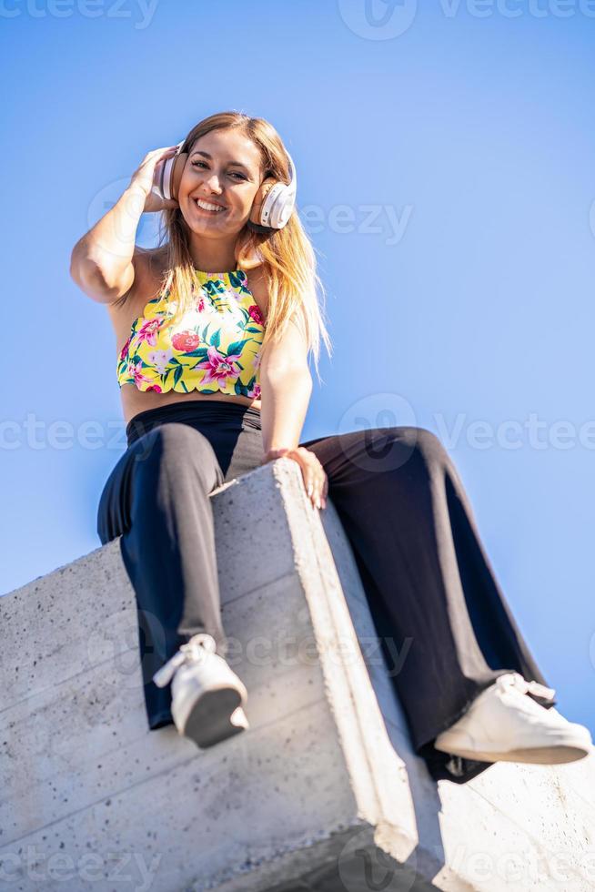 jeune femme, regarder appareil-photo, porter, écouteurs photo