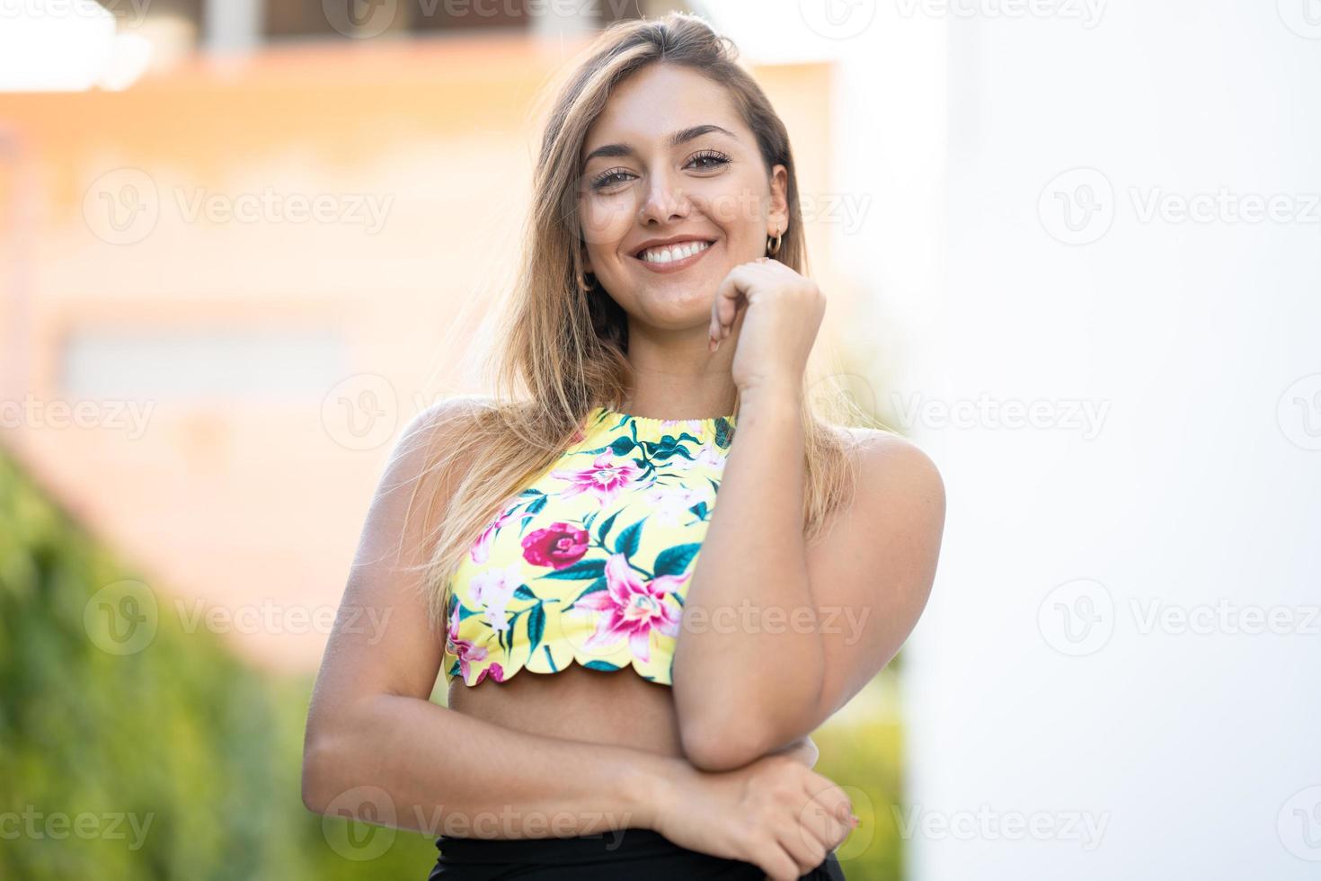 jeune fille heureuse avec de beaux cheveux raides photo