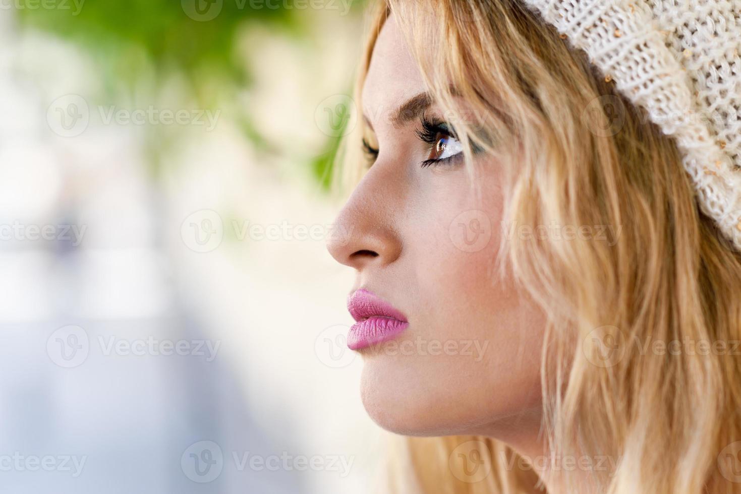 Close-up profile of blonde jeune femme aux cheveux bouclés photo