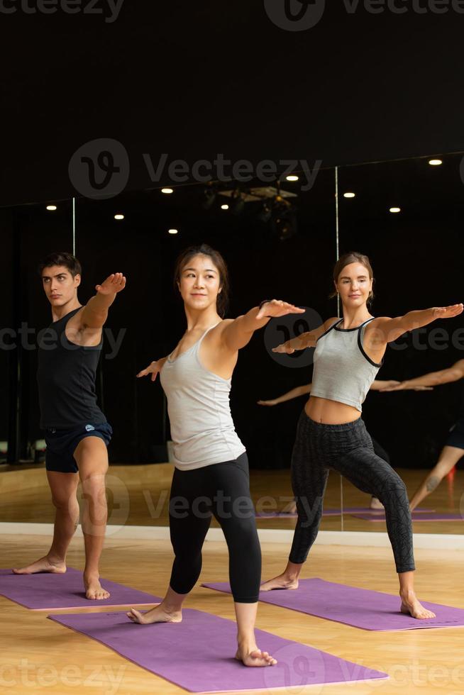 cours de yoga pour jeunes intéressés par les activités de yoga avec un professeur de yoga photo