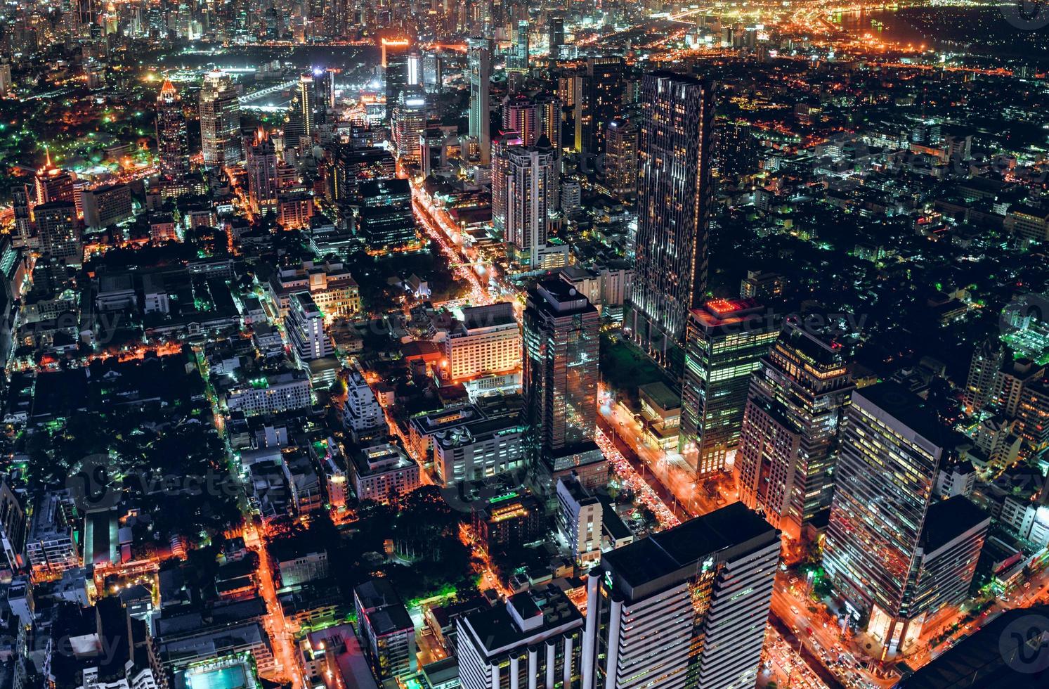 paysage urbain de trafic léger avec gratte-ciel à la métropole photo