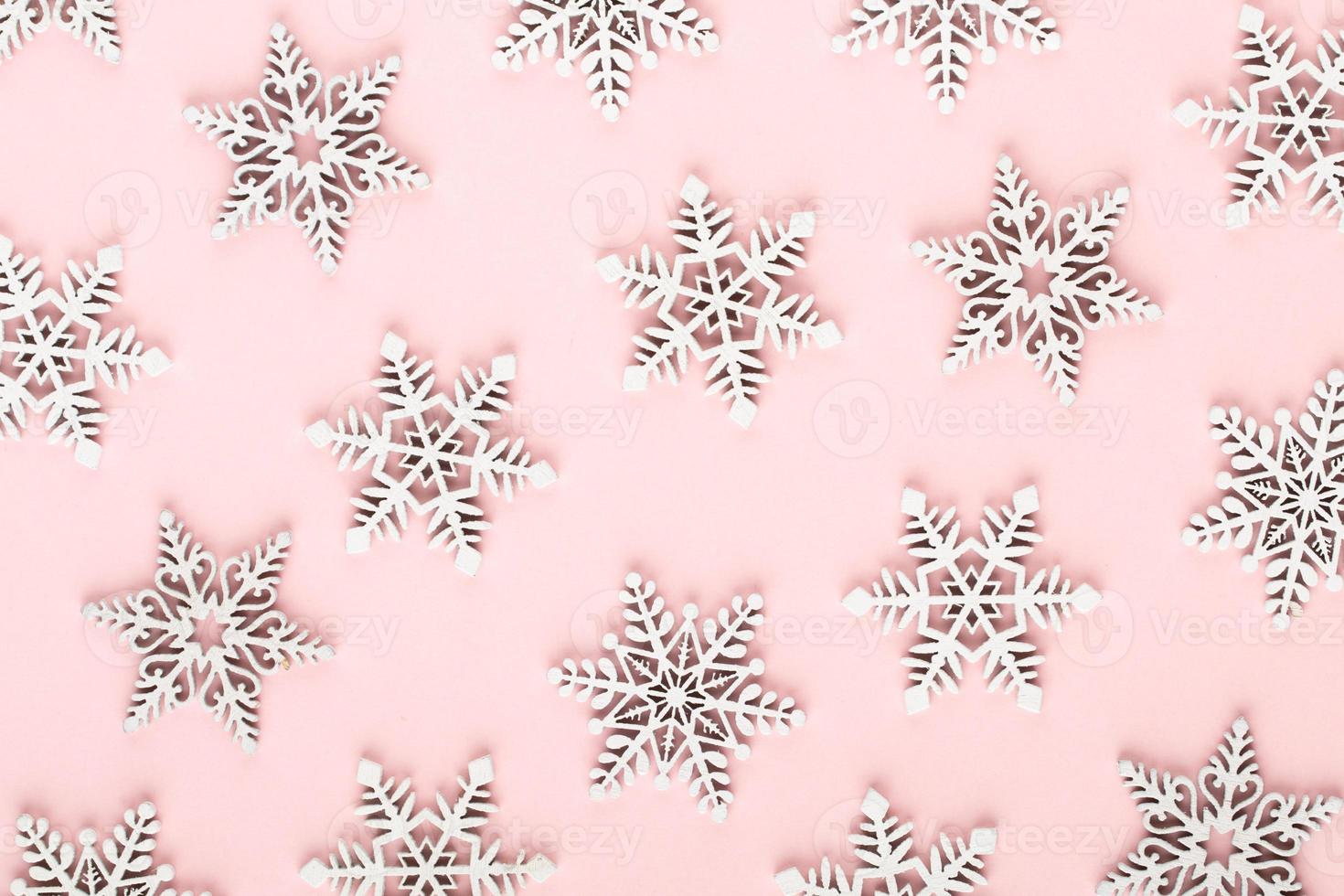 décorations de neige blanche sur fond rose photo