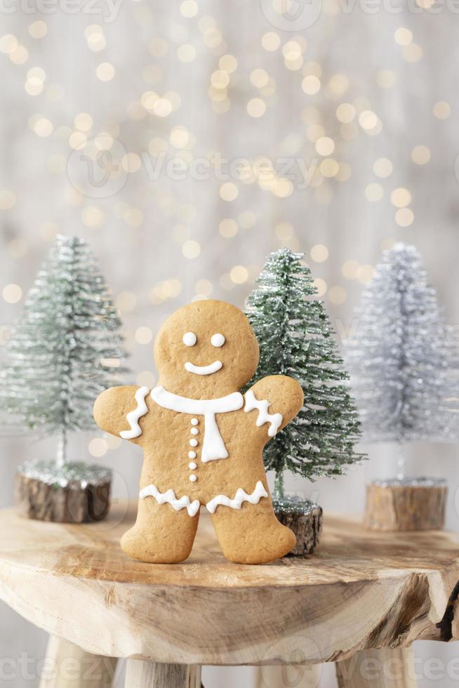 Biscuits faits maison de pain d'épice de Noël sur la table en bois photo