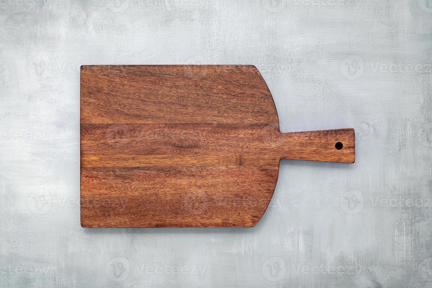 planche à découper en bois vintage vide mis en place sur fond de béton avec copie espace. photo
