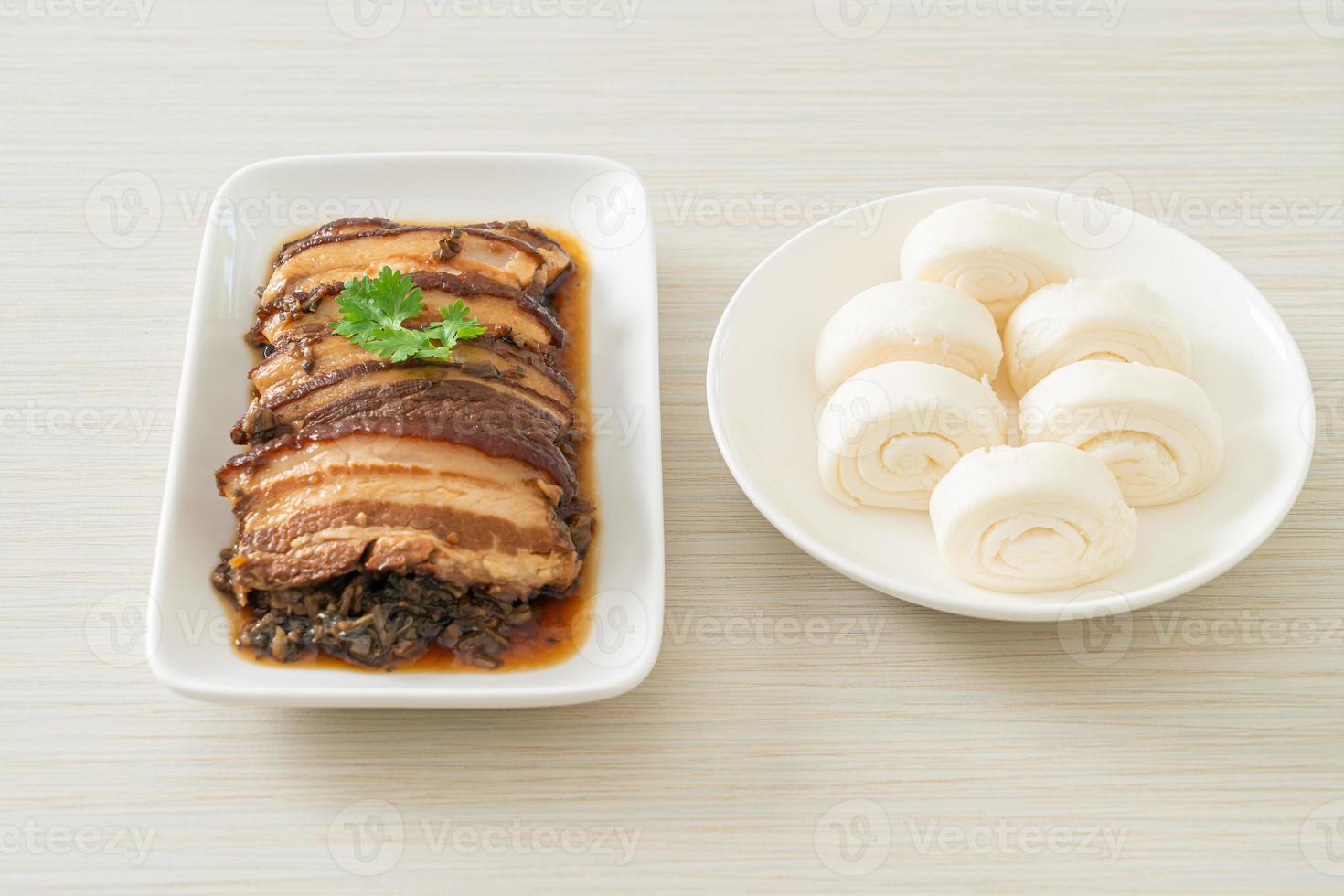 poitrine de porc à la vapeur avec des recettes de cubes de moutarde swatow ou mei cai kou rou photo