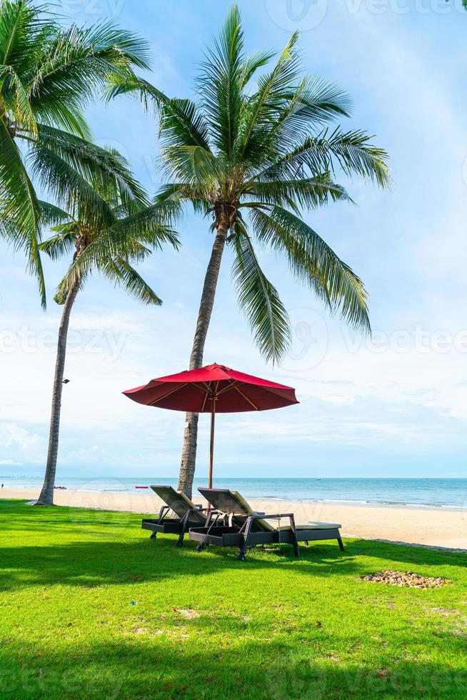 Parasol et chaise avec vue sur l'océan dans l'hôtel resort photo