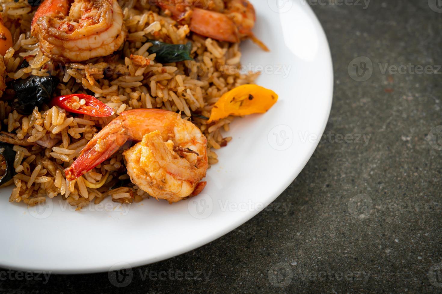 riz frit aux crevettes aux herbes et épices photo