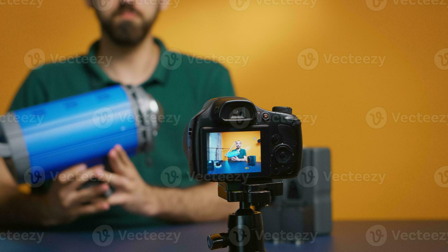 réalisateur enregistrement opinion à propos vidéo lumière et en portant sa dans de face de caméra. professionnel studio vidéo et photo équipement La technologie pour travail, photo studio social médias étoile et influenceur