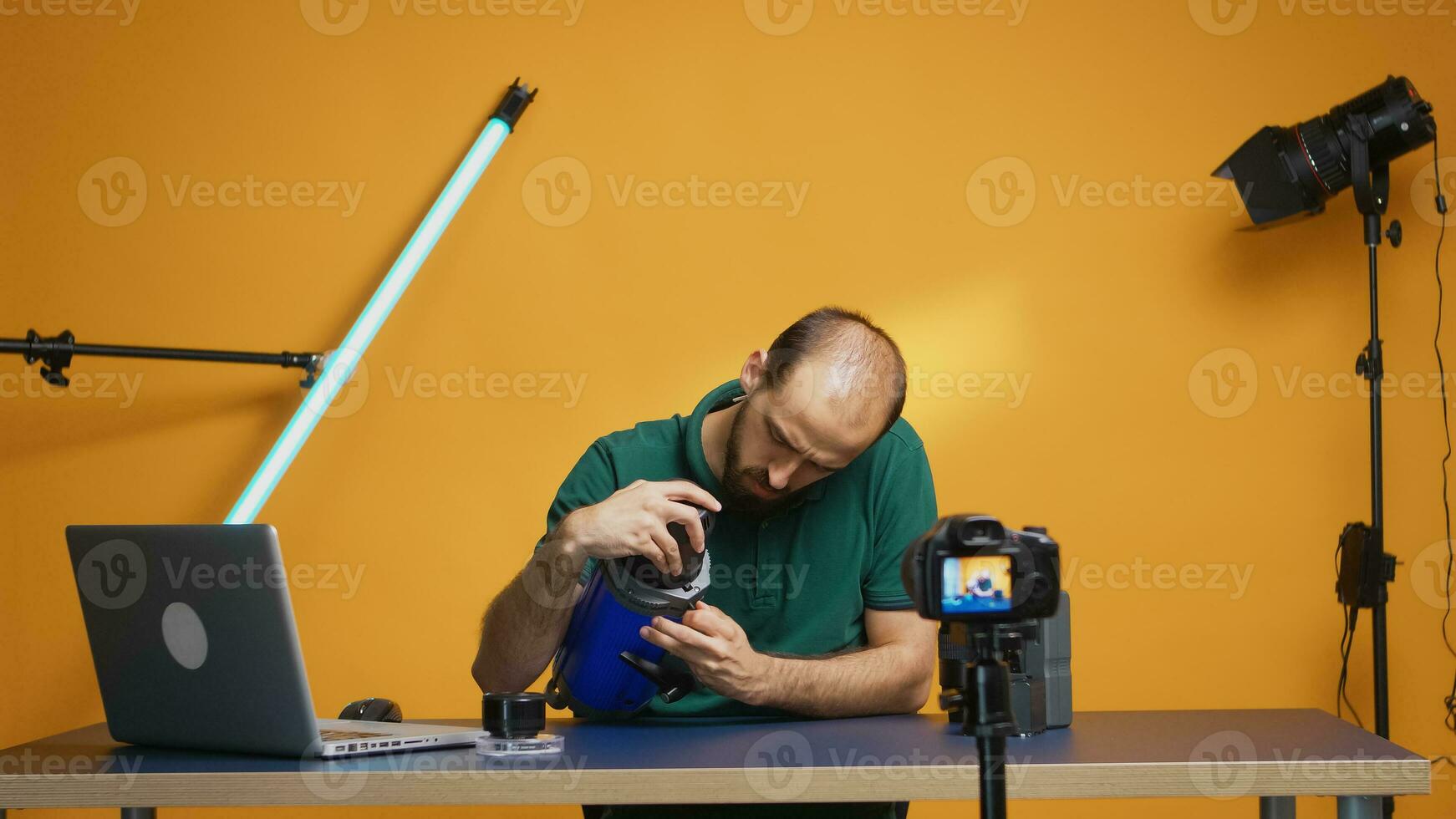 vlogger en portant vidéo lumière et enregistrement la revue dans studio pour les abonnés. professionnel studio vidéo et photo équipement La technologie pour travail, photo studio social médias étoile et influenceur