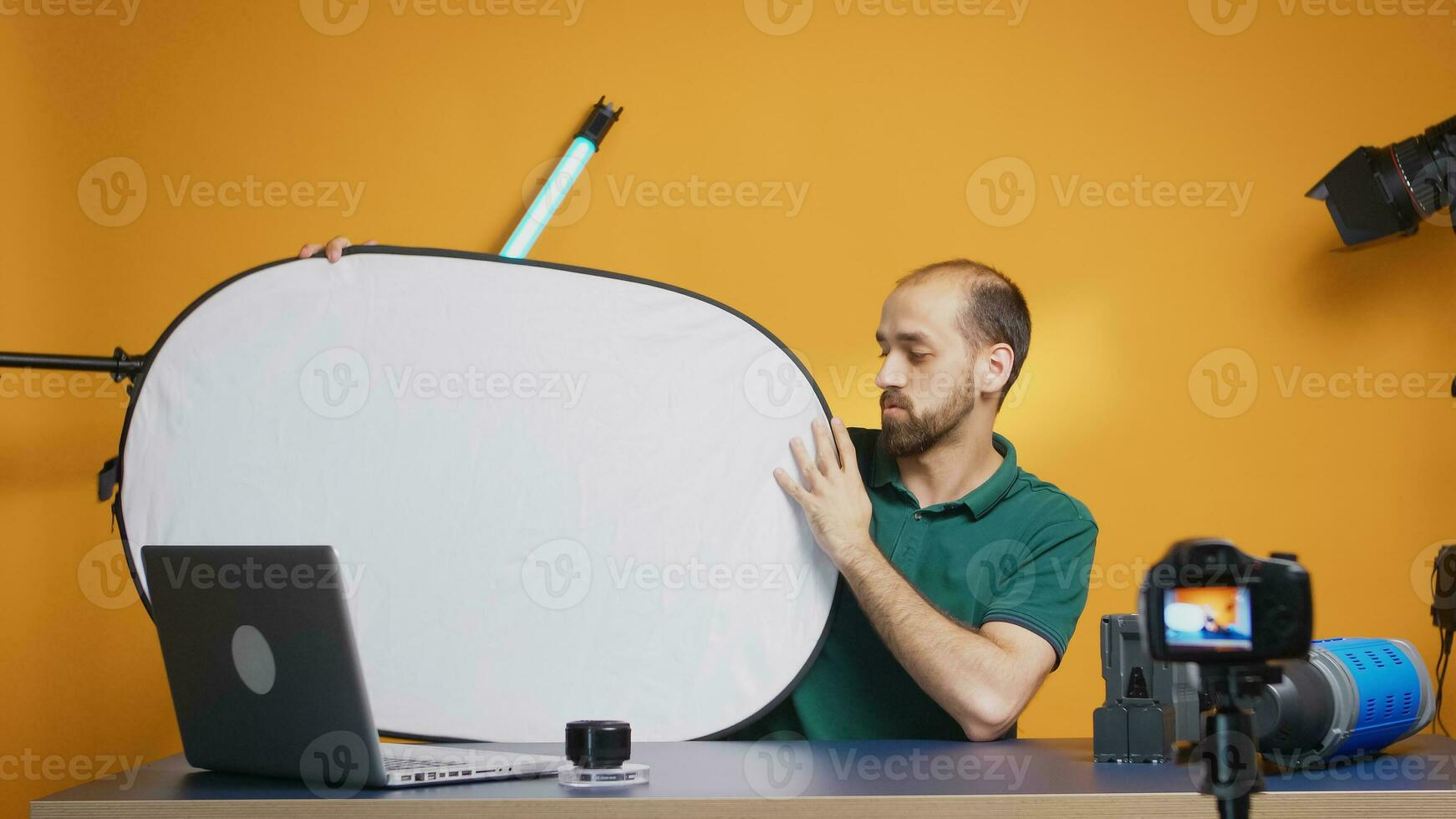 photographe enregistrement vlog à propos blanc lumière réflecteur dans studio. professionnel studio vidéo et photo équipement La technologie pour travail, photo studio social médias étoile et influenceur