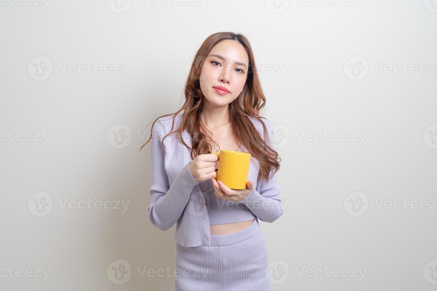 portrait belle femme asiatique tenant une tasse de café ou une tasse photo