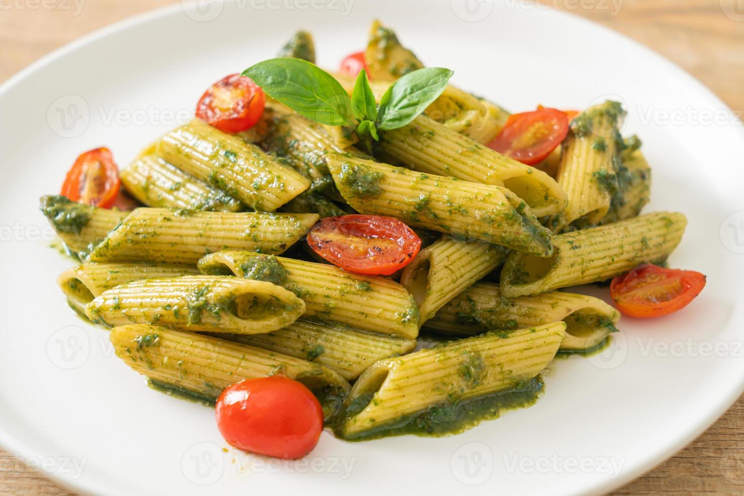 penne sauce pesto et tomates photo