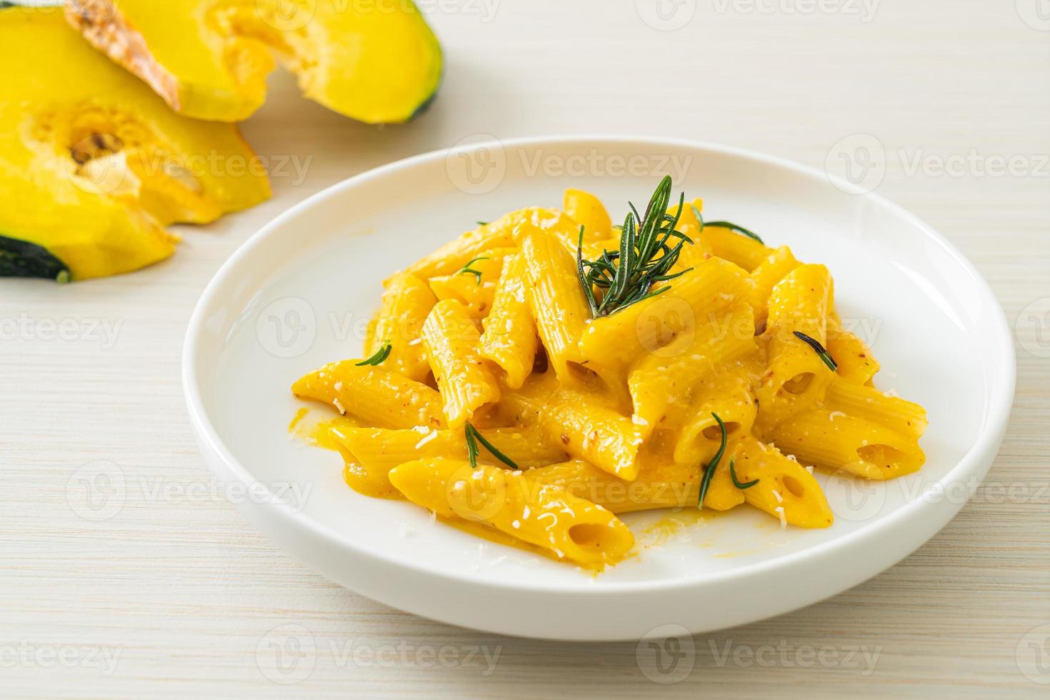 penne à la sauce crémeuse à la citrouille musquée photo