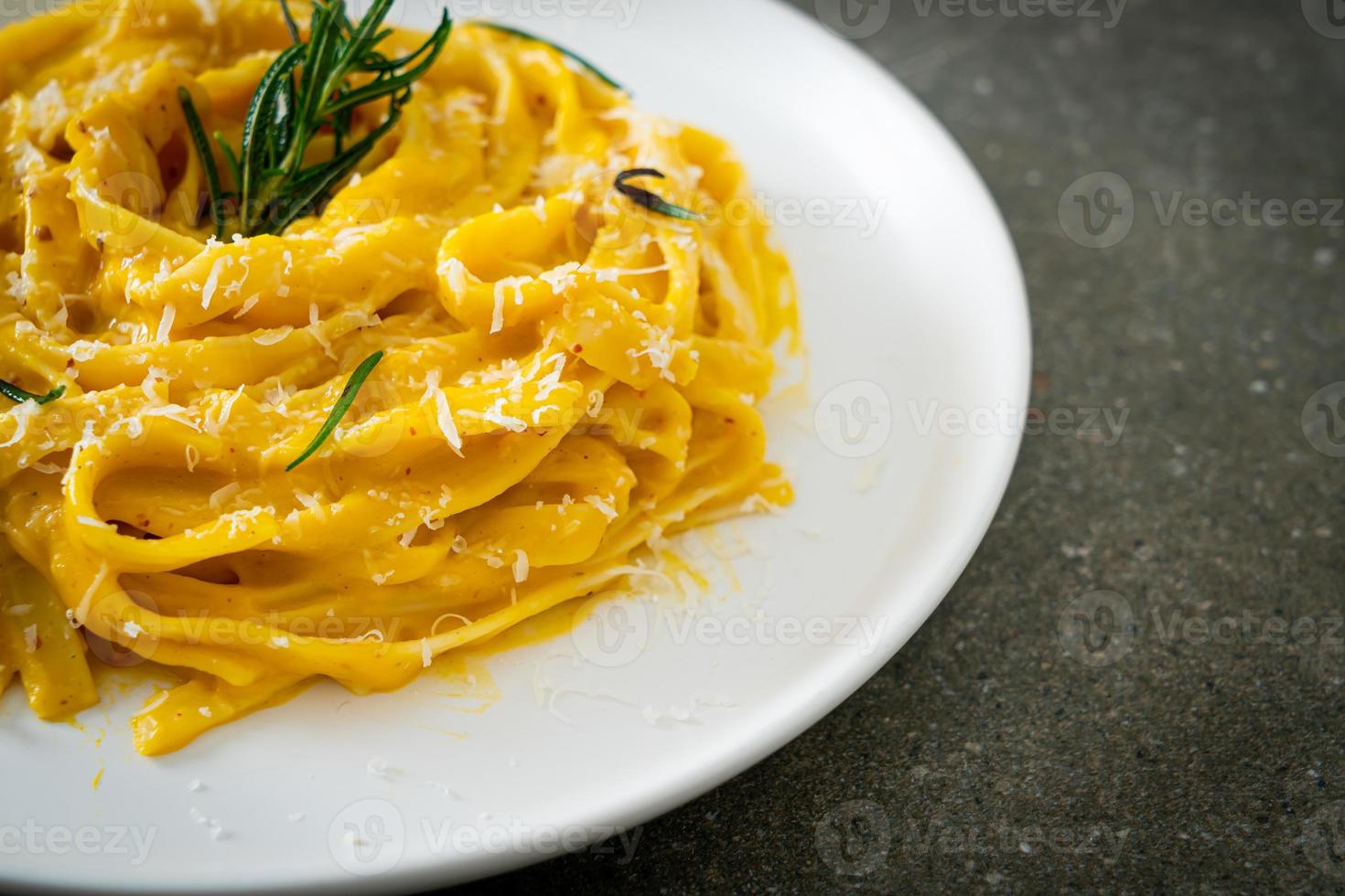 pâtes fettuccine avec sauce crémeuse à la citrouille musquée photo