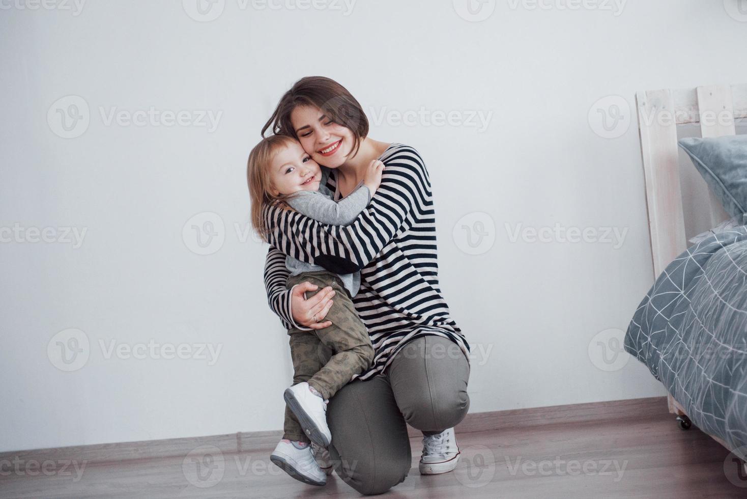 famille aimante heureuse. mère et sa fille enfant fille jouant et s'embrassant photo