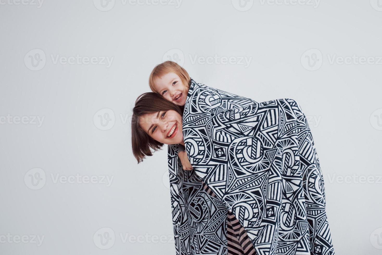 jeune maman moderne portant son bébé en écharpe photo