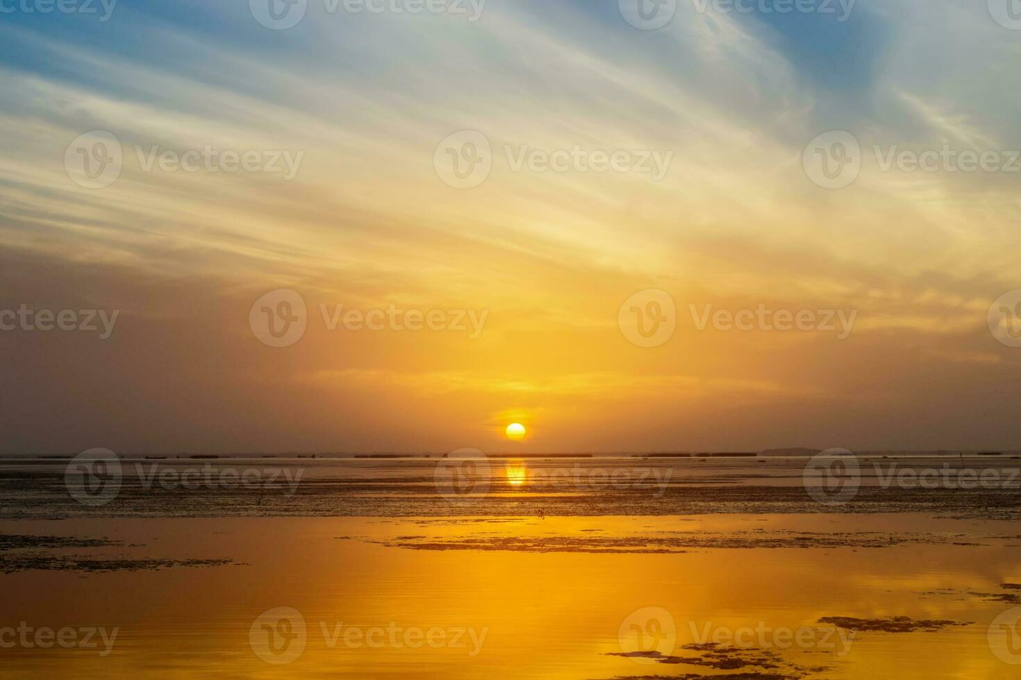 miroir lever du soleil ciel avec nuage sur le lac. photo