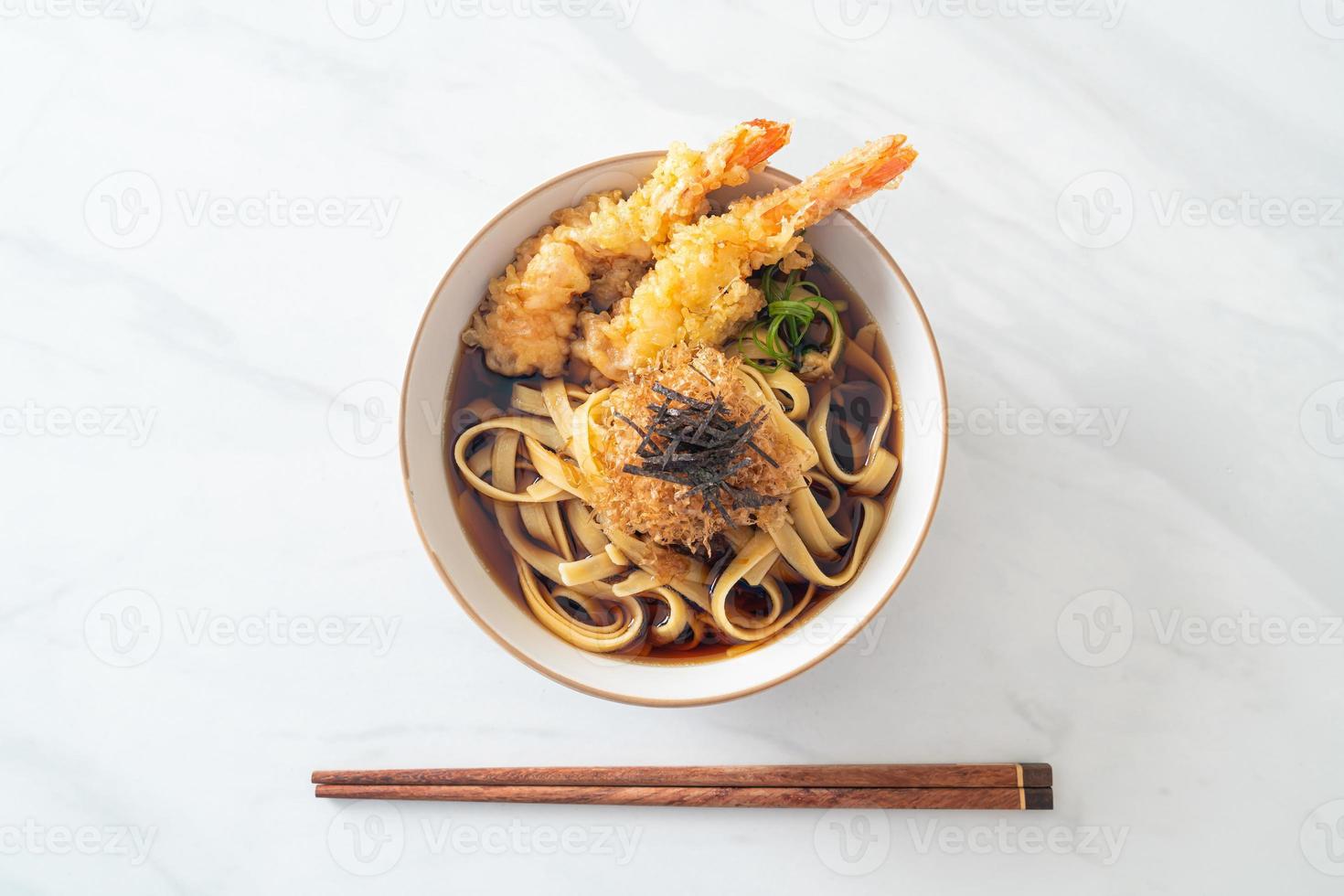 nouilles ramen japonaises aux crevettes tempura photo