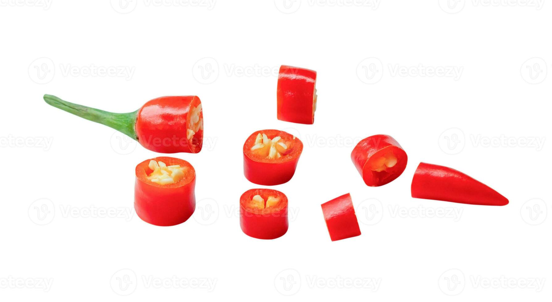 Frais rouge le Chili poivre tranches isolé sur blanc Contexte avec coupure chemin. Haut vue et plat allonger photo