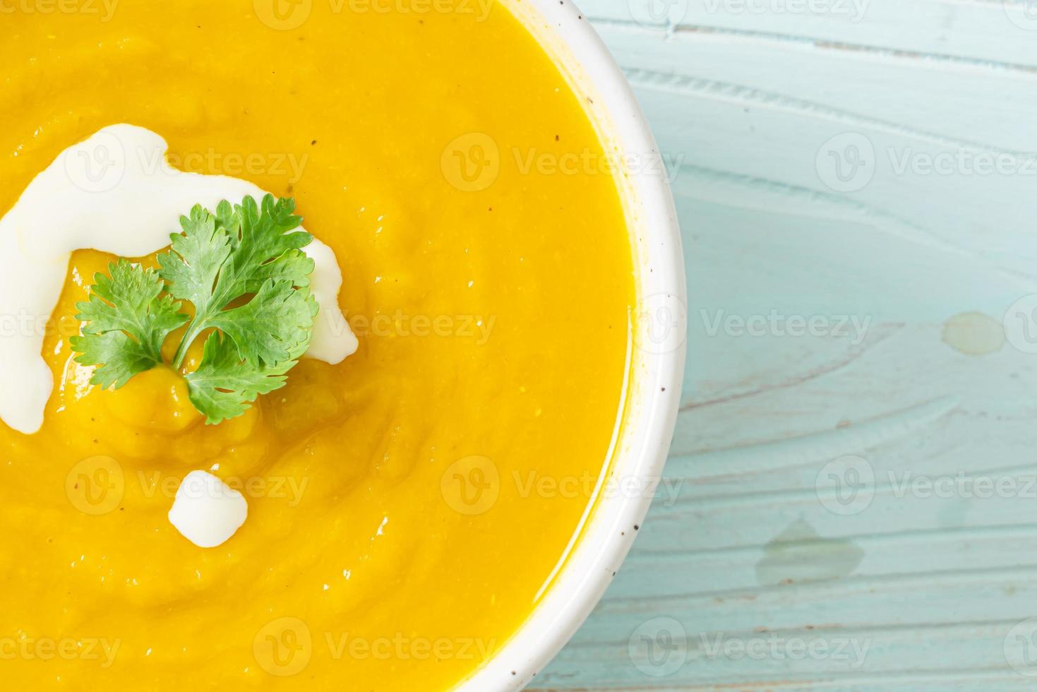 soupe de citrouille dans un bol blanc photo