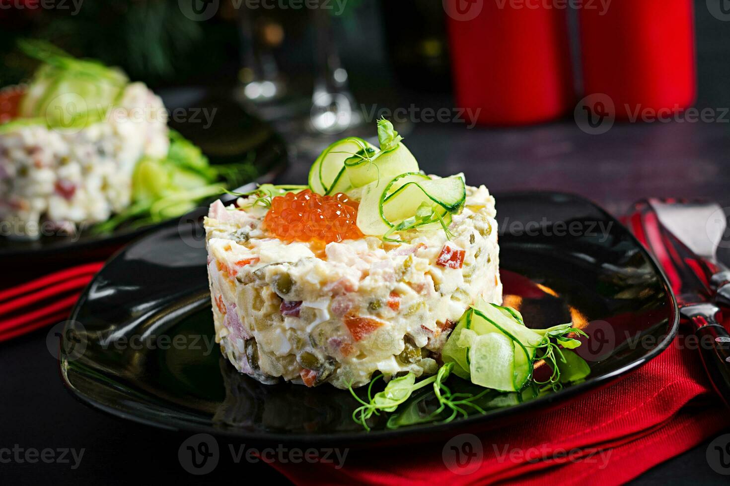 Noël table paramètre. traditionnel russe salade Olivier. Nouveau année salade. de fête salade. photo