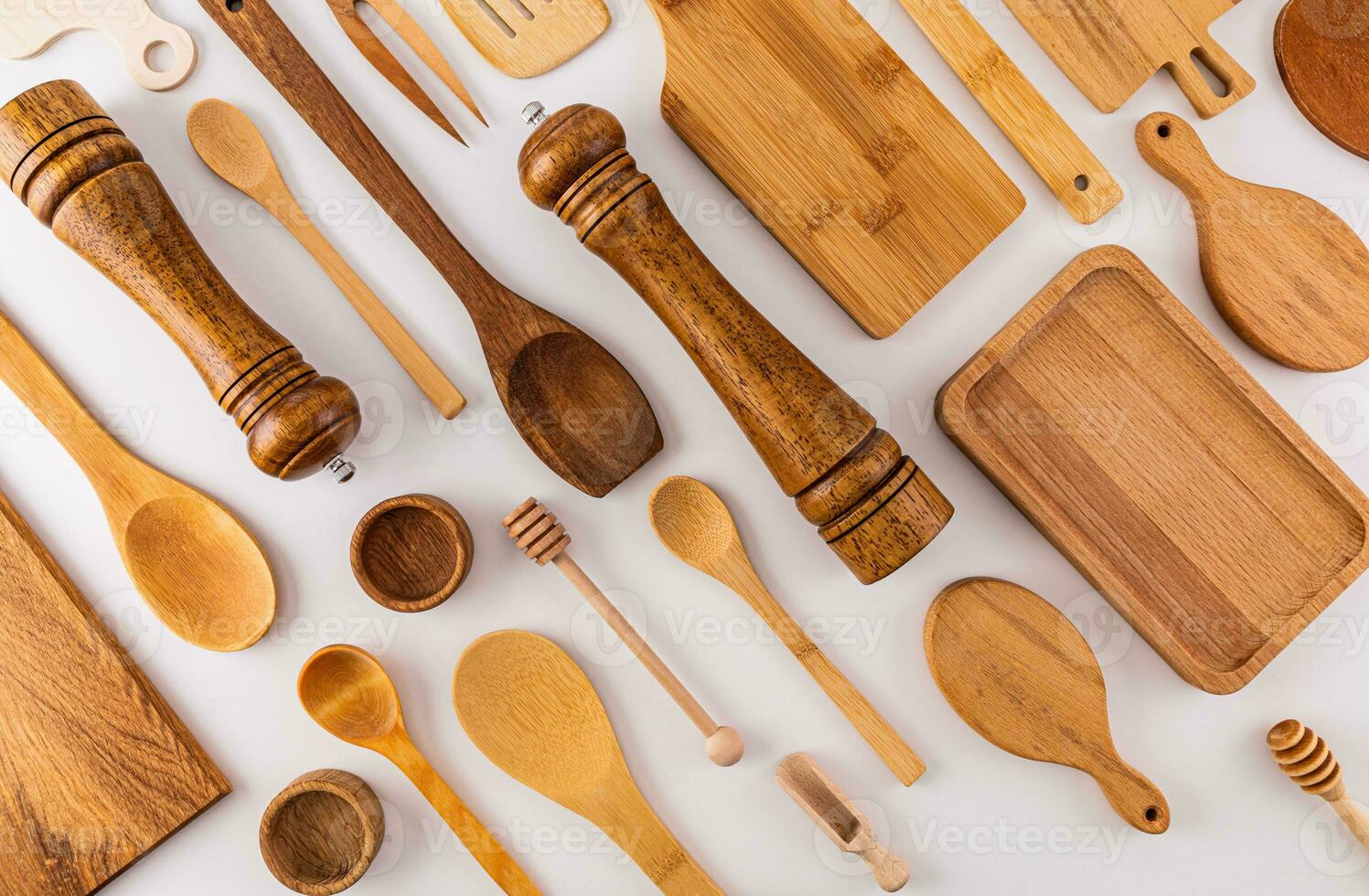 cuisine en bois ustensiles, cuisine outils sur blanc Contexte. plat parallèle diagonale mise en page. cuisine magnifique Contexte. couverture. mise en page. photo