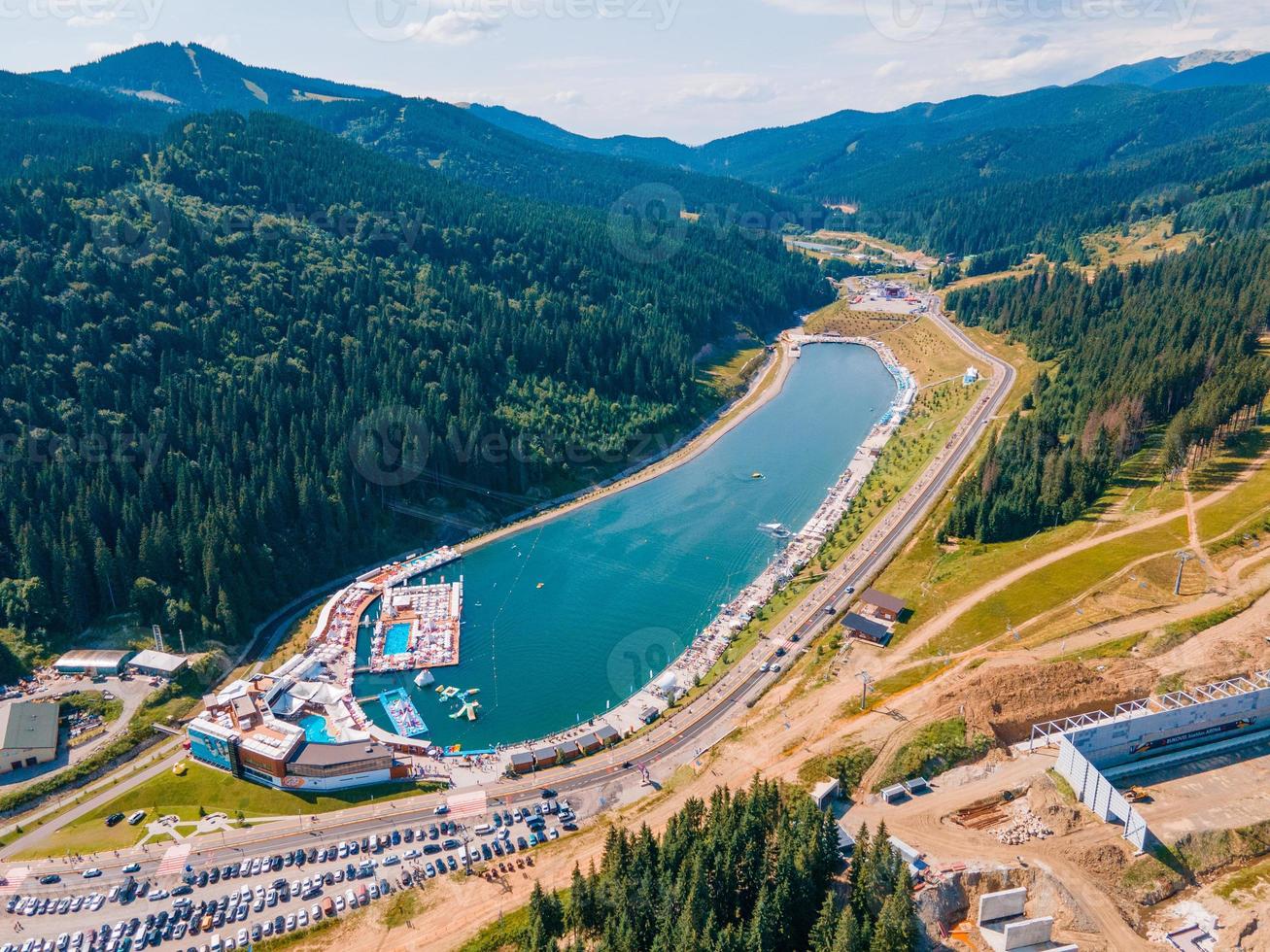 vue aérienne de la chaîne de montagnes d'été lac bukovel photo