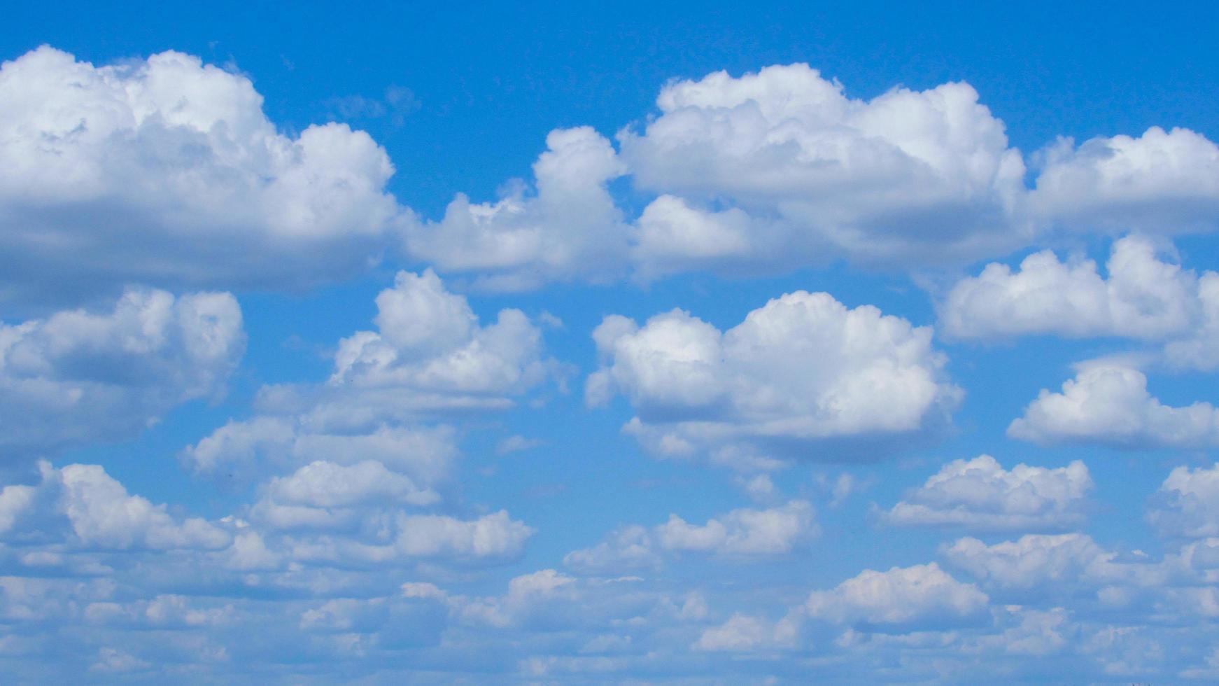 temps ensoleillé. ciel bleu et nuages blancs. nuages sur fond de ciel bleu. photo