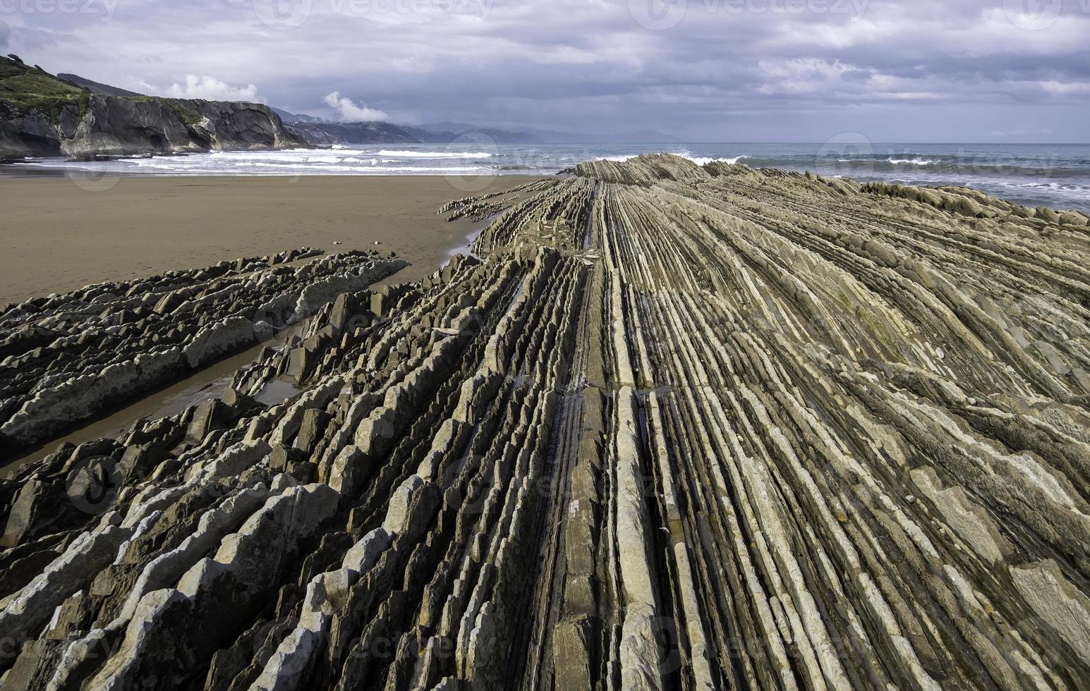 plage de zumaia en espagne photo