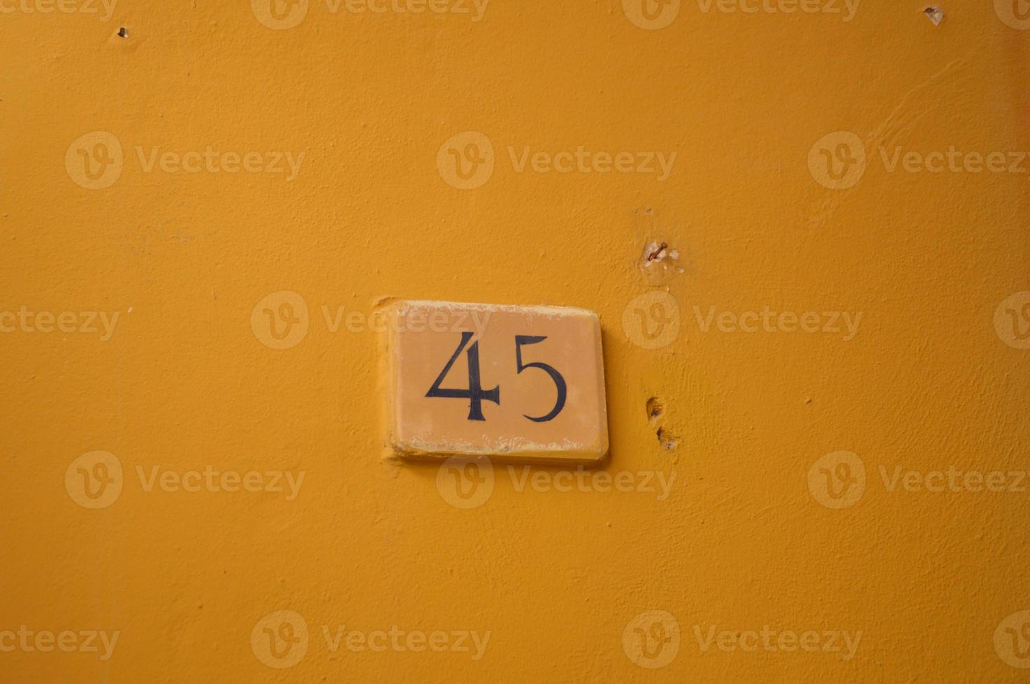 signe de la maison numéro 45 sur le mur de la maison photo