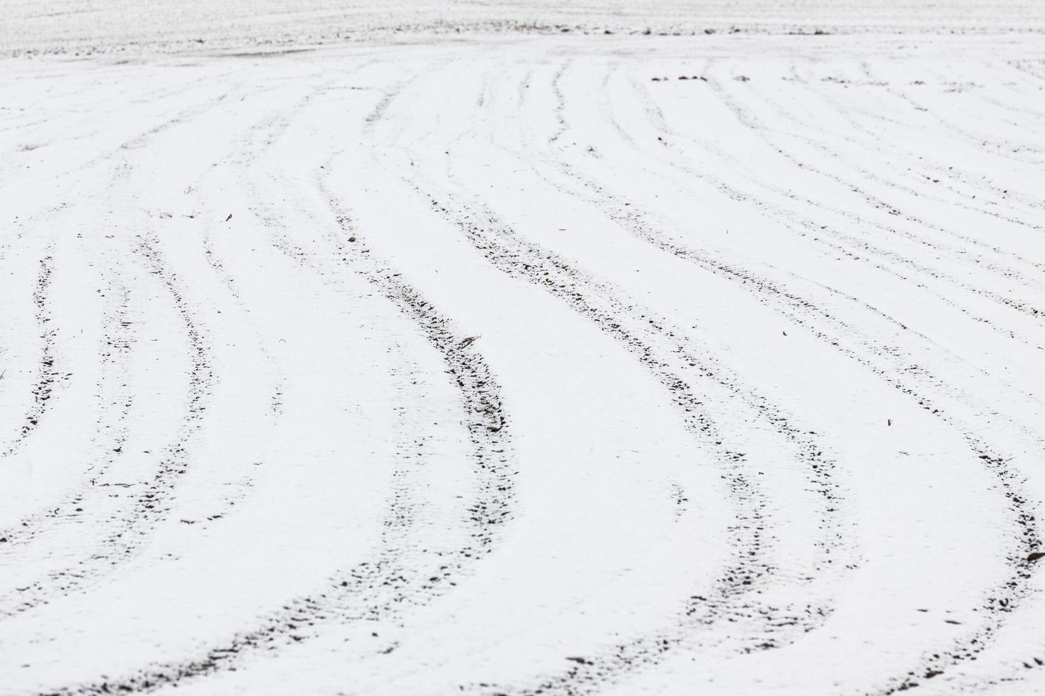 première neige sur les villes des collines. entre l'automne et l'hiver photo