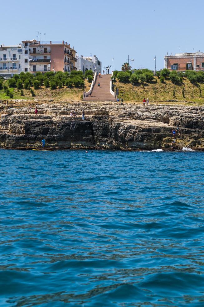 Polignano une jument vue de la mer photo