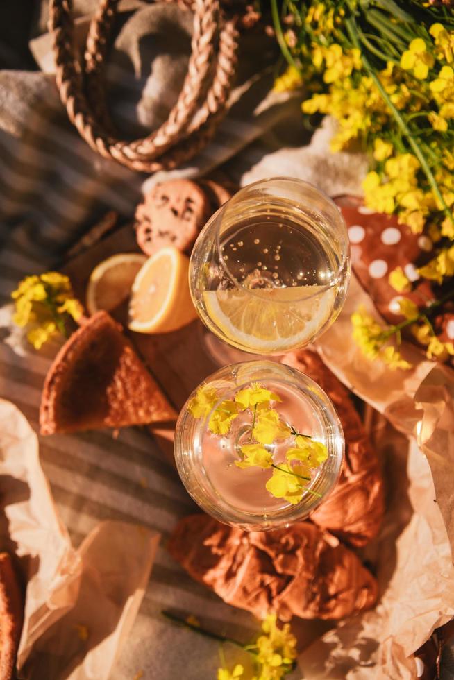 concept de pique-nique verres de pain à vin à l'extérieur sur une couverture photo