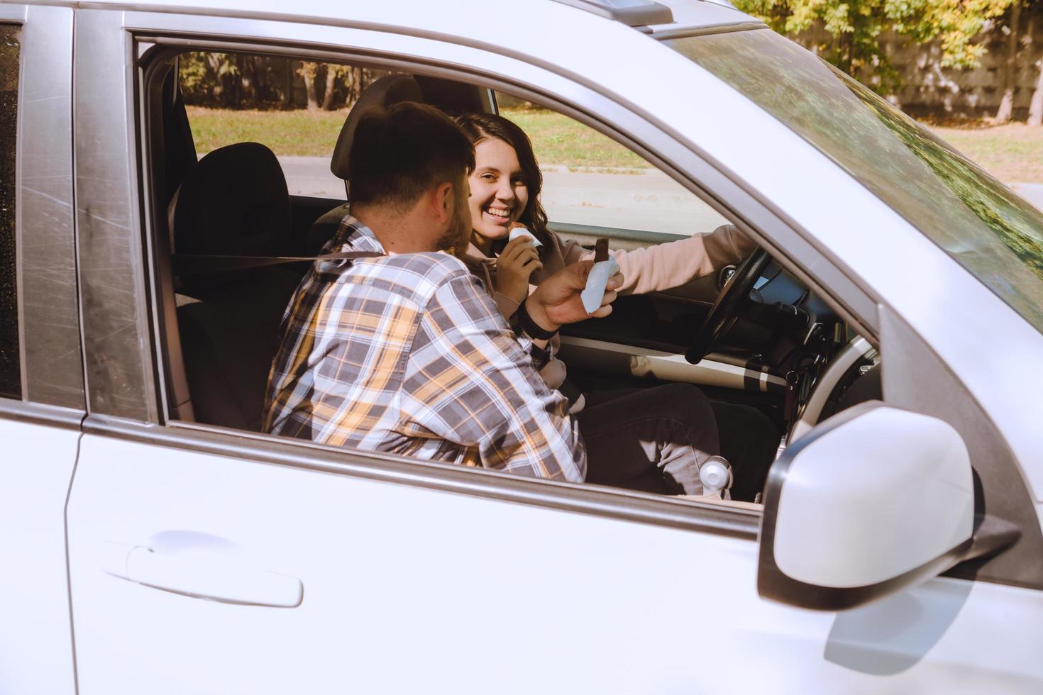 couple ayant une collation au chocolat en voiture photo