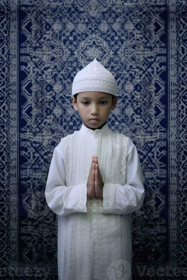 ai généré une Jeune garçon dans une blanc prière tenue, mains ensemble dans prière. photo