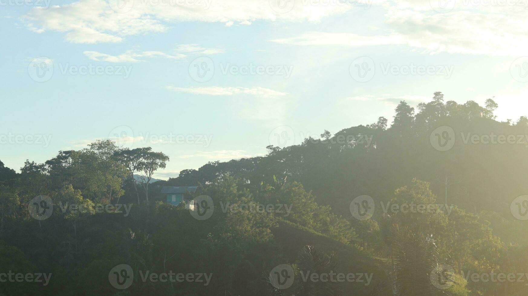 magnifique lever du soleil plus de le Montagne intervalle à gorontalo, Indonésie. duveteux des nuages sur une brillant bleu ciel. la nature fraîcheur concept photo