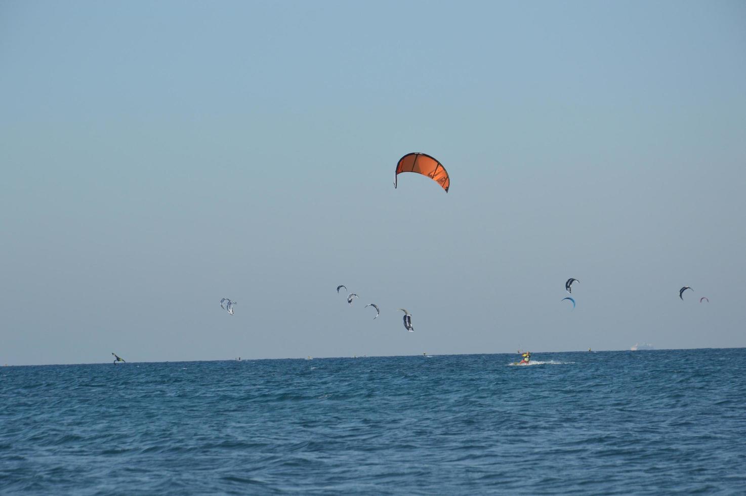 theologos, rhodos, grèce - 16 septembre 2021 kitesurf dans la mer égée photo