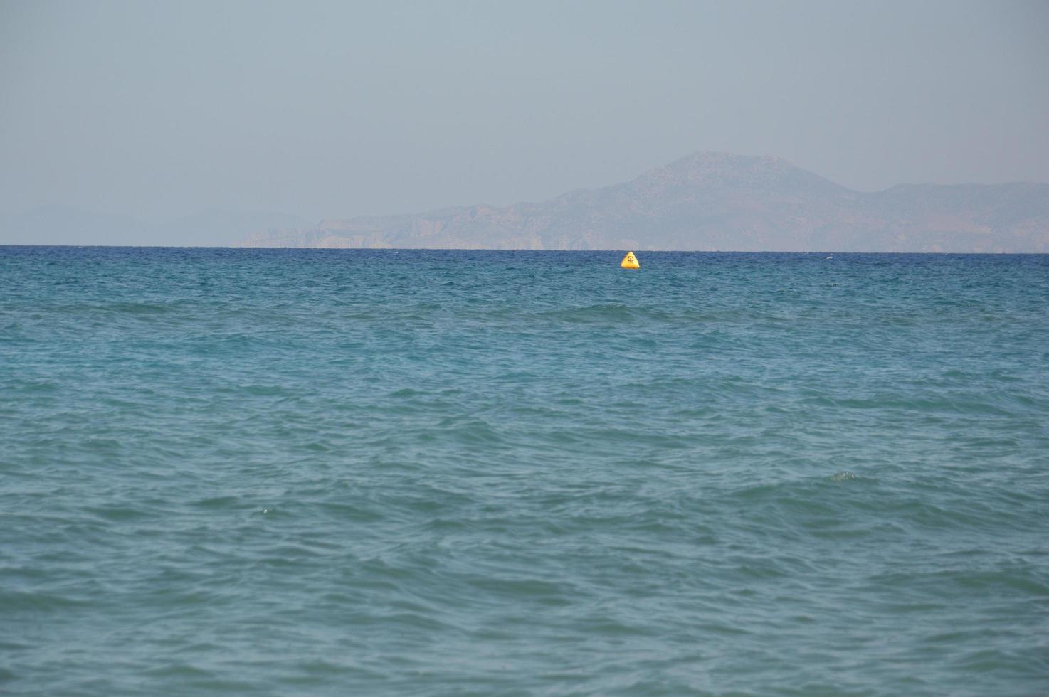 bouée pour restreindre le mouvement des navires dans la mer Égée photo