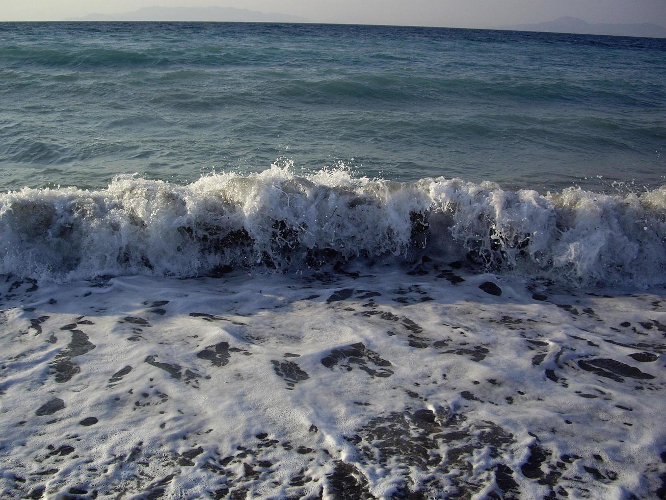 mascaret sur la mer égée sur l'île de rhodes en grèce photo