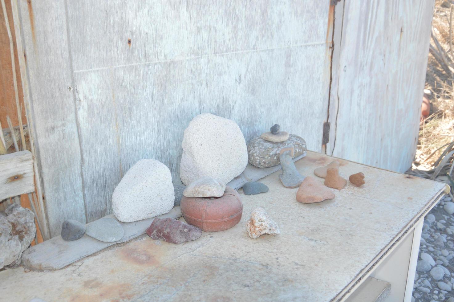 décorer avec des objets marins une maison de pêcheur sur l'île de rhodes en grèce photo