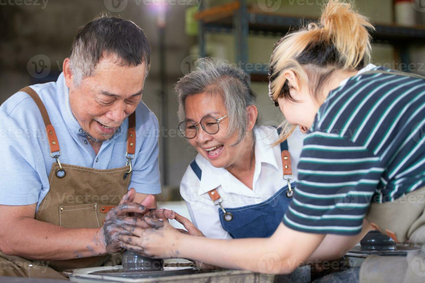 portrait de une Sénior asiatique couple Faire Activités ensemble dans le poterie atelier. photo